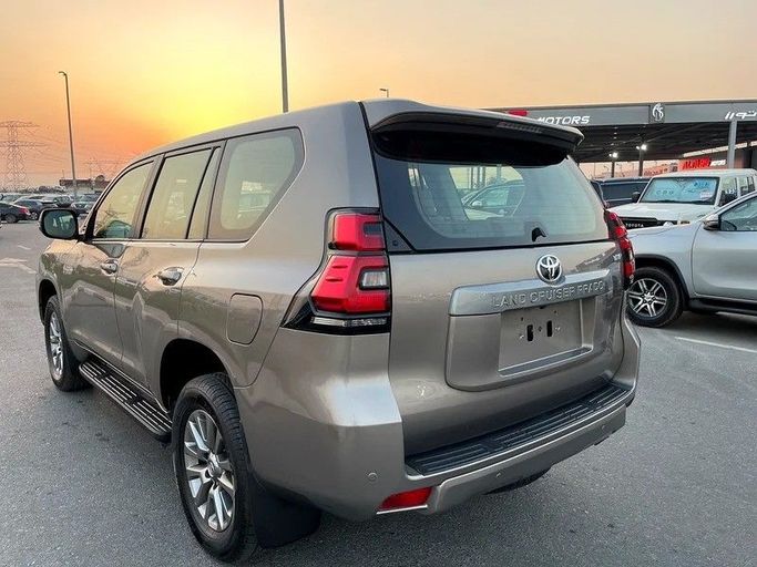 Подержанный Toyota Land Cruiser Prado 150 Series Рестайлинг 2, 2.7 л, 2018 в Дубае от Shalimar Коричневый цвет. GCC | AUTO.AE