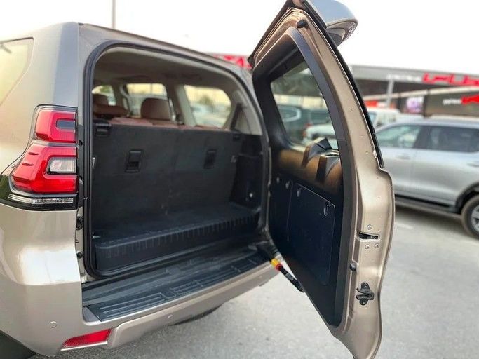 Подержанный Toyota Land Cruiser Prado 150 Series Рестайлинг 2, 2.7 л, 2018 в Дубае от Shalimar Коричневый цвет. GCC | AUTO.AE