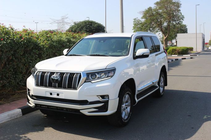 Подержанный Toyota Land Cruiser Prado 150 Series Рестайлинг 3, 3.0 л, 2023 в Дубае от Power Wagon Motors Белый цвет. Европейская | AUTO.AE