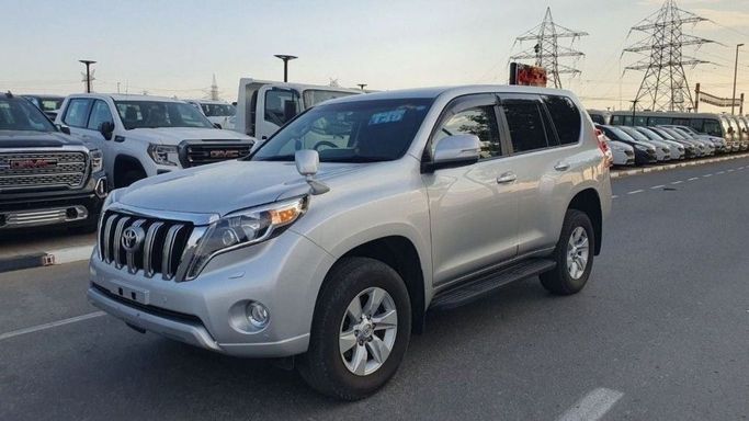 Подержанный Toyota Land Cruiser Prado 150 Series Рестайлинг 1, 2.8 л, 2017 в Дубае от Central Motors Серебристый цвет.  | AUTO.AE