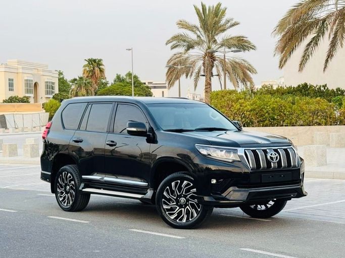 مستعملة Toyota Land Cruiser Prado 150 سلسلة 150 Series Facelift 3, 2.7 l, 2020 في في دبي من Humera automobile fze، اللون أسود. مواصفات الخليج | AUTO.AE
