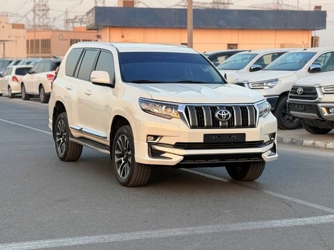 Подержанный Toyota Land Cruiser Prado 150 Series Рестайлинг 2, 2.8 л, 2019 в Дубае от Humera automobile fze Белый цвет. GCC | AUTO.AE