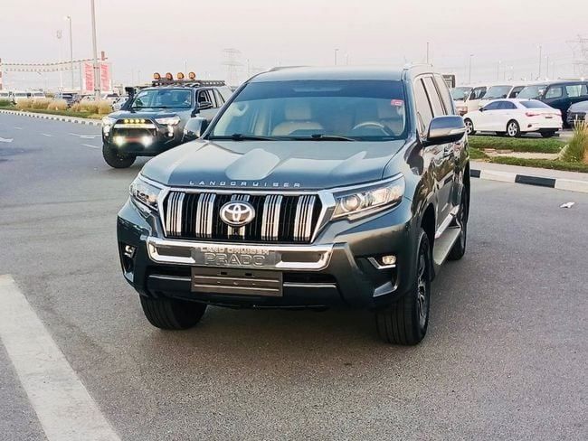 Подержанный Toyota Land Cruiser Prado 150 Series Рестайлинг 1, 2.7 л, 2014 в Дубае от Humera automobile fze Серый цвет. GCC | AUTO.AE