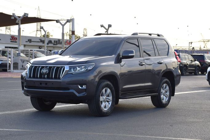 مستعملة Toyota Land Cruiser Prado 150 سلسلة 150 Series Facelift 3, 2.8 l, 2021 في في دبي من Xtreme Auto FZE، اللون رمادي. المواصفات الأسترالية | AUTO.AE