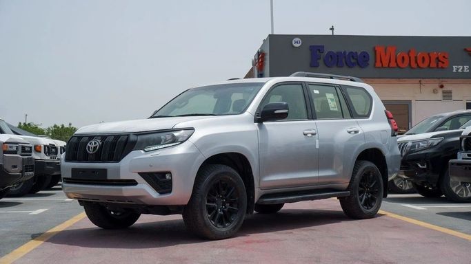 Новый Toyota Land Cruiser Prado 150 Series Рестайлинг 3, 4.0 л, 2023 в Дубае от FORCE MOTORS FZE Серебристый цвет. GCC | AUTO.AE
