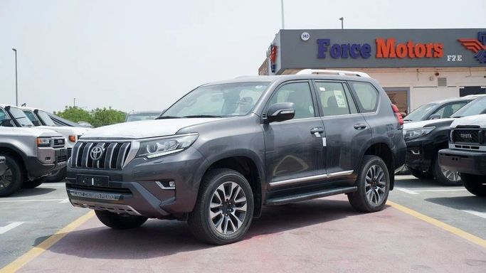 Новый Toyota Land Cruiser Prado 150 Series Рестайлинг 3, 4.0 л, 2023 в Дубае от FORCE MOTORS FZE Серый цвет. GCC | AUTO.AE