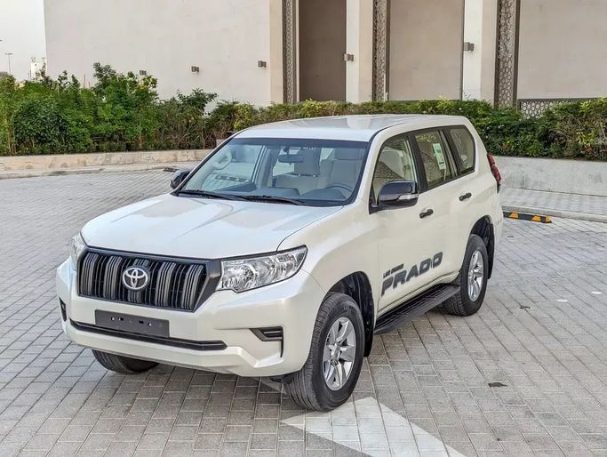 مستعملة Toyota Land Cruiser Prado 150 سلسلة 150 Series Facelift 3, 2.7 l, 2023 في في دبي من NEW ABU TAJ MOTORS، اللون أبيض. مواصفات الخليج | AUTO.AE