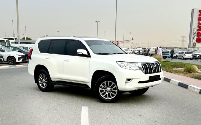Used Toyota Land Cruiser Prado 150 Series Facelift 2, 4.0 l, 2019 in Dubai, White color. GCC Specs | AUTO.AE