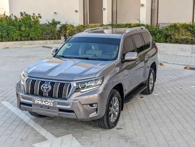 Подержанный Toyota Land Cruiser Prado 150 Series Рестайлинг 2, 4.0 л, 2018 в Дубае от NEW ABU TAJ MOTORS Бронзовый цвет. GCC | AUTO.AE