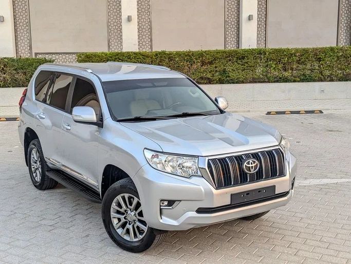 مستعملة Toyota Land Cruiser Prado 150 Series 150 Series Facelift 2, 4.0 l, 2018 في في دبي من NEW ABU TAJ MOTORS، اللون فضي. مواصفات الخليج | AUTO.AE