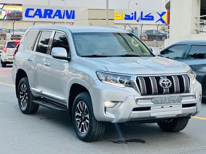 Подержанный Toyota Land Cruiser Prado 150 Series Рестайлинг 2, 2.7 л, 2017 в Дубае от HH MOTORS CORPORATION Серебристый цвет. GCC | AUTO.AE