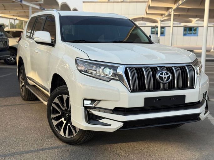 Подержанный Toyota Land Cruiser Prado 150 Series Рестайлинг 2, 2.8 л, 2019 в Дубае от HH MOTORS CORPORATION Белый цвет. GCC | AUTO.AE