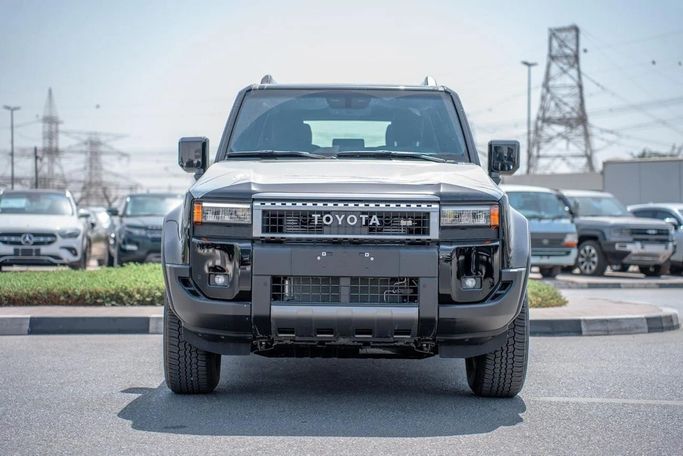 جديدة Toyota Land Cruiser Prado سلسلة 250, 2.4 l, 2025 في في دبي من Hussein Ghulam Motors FZCO، اللون أسود. مواصفات الخليج | AUTO.AE