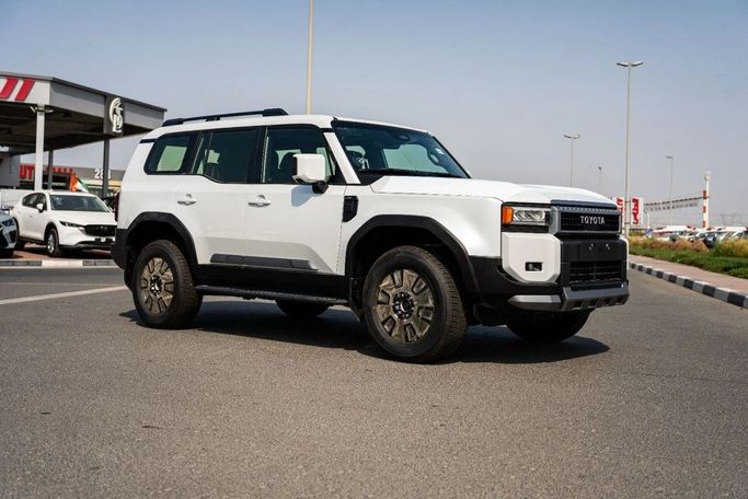 جديدة Toyota Land Cruiser Prado سلسلة 250, 2.4 l, 2025 في في دبي من Hussein Ghulam Motors FZCO، اللون أبيض. مواصفات الخليج | AUTO.AE