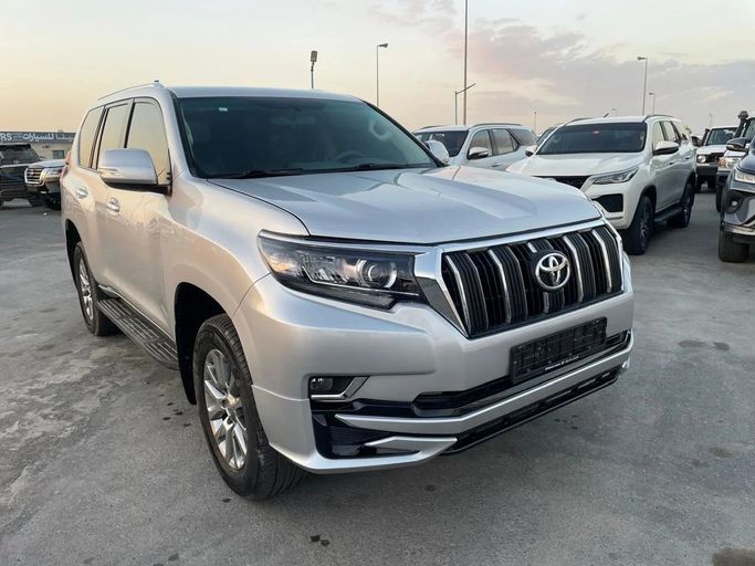 Подержанный Toyota Land Cruiser Prado 150 Series Рестайлинг 2, 2.7 л, 2019 в Дубае от GREENLIGHT MOTORS Серебристый цвет. GCC | AUTO.AE