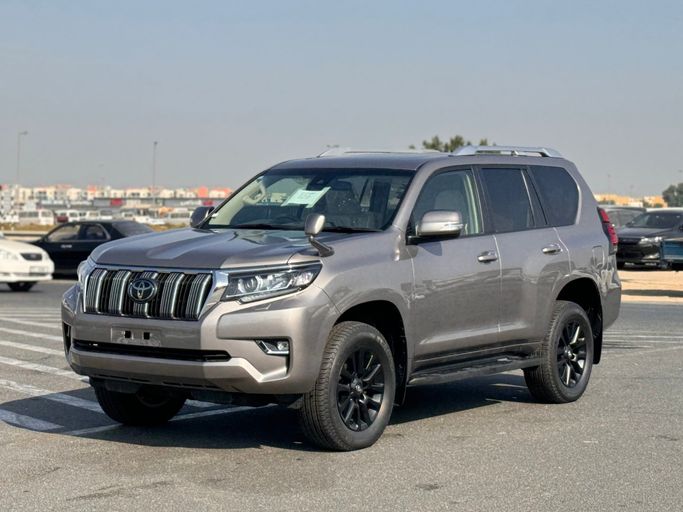 Новый Toyota Land Cruiser Prado 150 Series Рестайлинг 2, 2.7 л, 2023 в Дубае от AL HUSNAIN MOTORS FZE Бронзовый цвет.  | AUTO.AE
