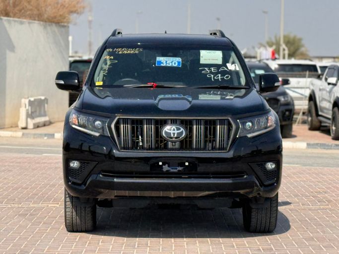 Подержанный Toyota Land Cruiser Prado 150 Series Рестайлинг 3, 2.8 л, 2023 в Дубае от AL HUSNAIN MOTORS FZE Черный цвет.  | AUTO.AE