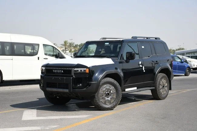 جديدة Toyota Land Cruiser Prado سلسلة 250, 2.4 l, 2025 في في دبي من AL MADINA CARS FZE، اللون أسود. مواصفات الخليج | AUTO.AE