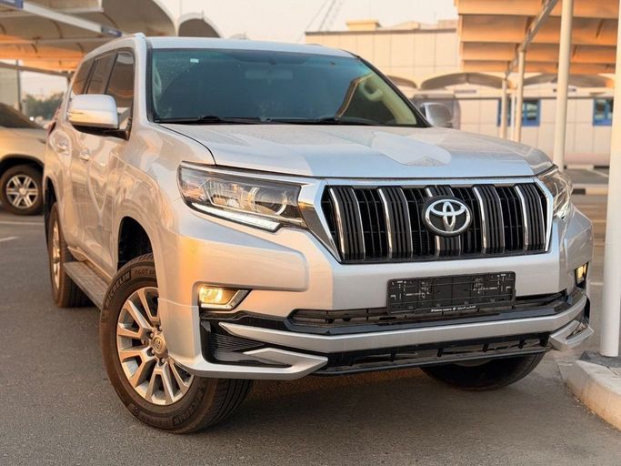 Подержанный Toyota Land Cruiser Prado 150 Series Рестайлинг 2, 2.7 л, 2019 в Дубае от HH MOTORS CORPORATION Серебристый цвет. GCC | AUTO.AE | Объявление #260066