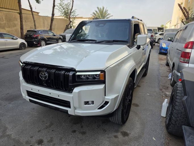 Подержанный Toyota Land Cruiser Prado 250 Series, 2.8 л, 2025 в Дубае от Alhamd Motors Белый цвет.  | AUTO.AE | Объявление #260088