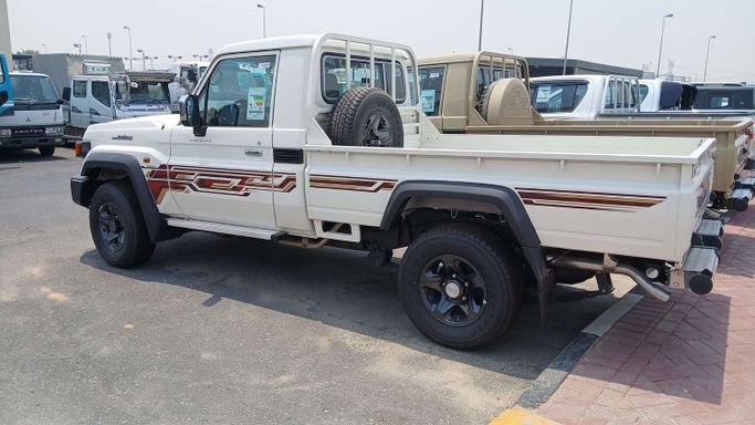 Новый Toyota Land Cruiser 70 Series Рестайлинг 2, 4.0 л, 2025 в Дубае от Bormela Cars Белый цвет. GCC | AUTO.AE