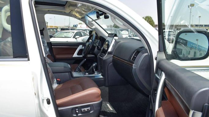 Подержанный Toyota Land Cruiser 200 Series Рестайлинг 2, 5.7 л, 2020 в Дубае от 777 CARS Белый цвет. GCC | AUTO.AE