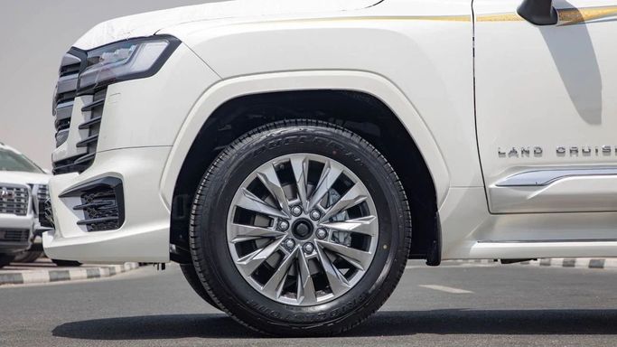 Новый Toyota Land Cruiser 300 Series, 4.0 л, 2025 в Дубае от Dresden Motors Белый цвет. GCC | AUTO.AE