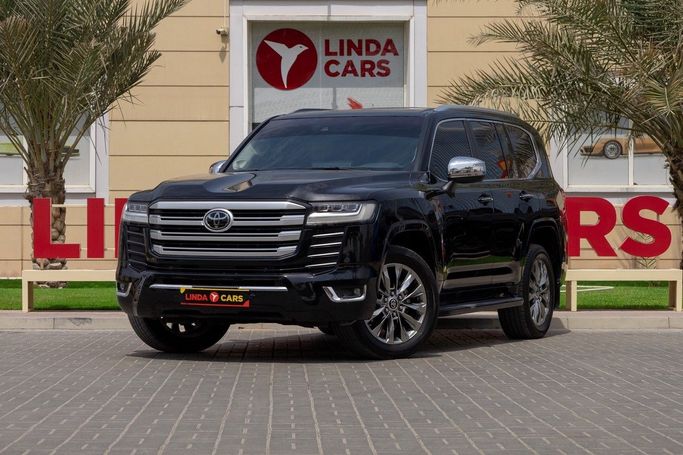 Подержанный Toyota Land Cruiser 300 Series, 4.0 л, 2022 в Дубае от Linda Cars Черный цвет. GCC | AUTO.AE