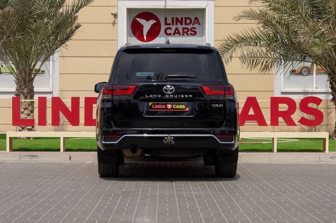 Подержанный Toyota Land Cruiser 300 Series, 4.0 л, 2022 в Дубае от Linda Cars Черный цвет. GCC | AUTO.AE