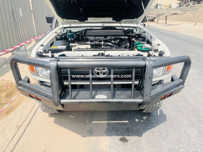 Подержанный Toyota Land Cruiser 70 Series Рестайлинг 1, 4.5 л, 2019 в Дубае от Alhamd Motors Белый цвет. Other | AUTO.AE