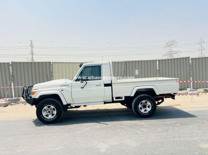 Подержанный Toyota Land Cruiser 70 Series Рестайлинг 1, 4.5 л, 2019 в Дубае от Alhamd Motors Белый цвет. Other | AUTO.AE
