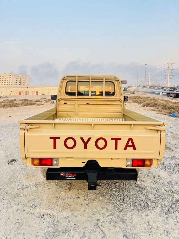 Подержанный Toyota Land Cruiser 70 Series Рестайлинг 1, 4.5 л, 2020 в Дубае от Alhamd Motors Бежевый цвет. Other | AUTO.AE