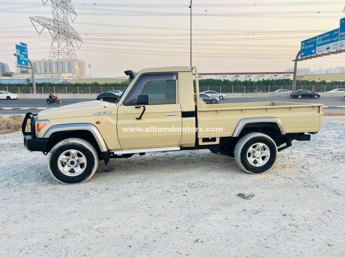 Подержанный Toyota Land Cruiser 70 Series Рестайлинг 1, 4.5 л, 2020 в Дубае от Alhamd Motors Бежевый цвет. Other | AUTO.AE