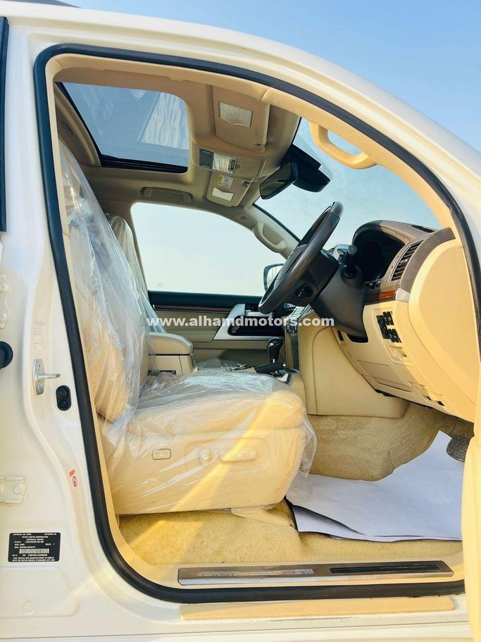 Подержанный Toyota Land Cruiser 200 Series Рестайлинг 2, 4.5 л, 2016 в Дубае от Alhamd Motors Белый цвет. Other | AUTO.AE