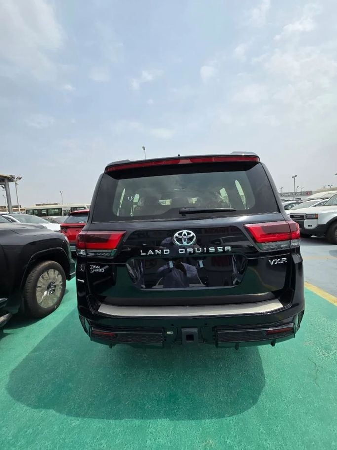 Новый Toyota Land Cruiser 300 Series, 3.4 л, 2025 в Дубае от Mohamed Hakim Motors Черный цвет. GCC | AUTO.AE