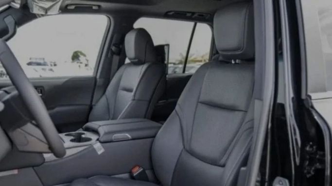 Новый Toyota Land Cruiser 300 Series, 3.4 л, 2023 в Дубае от Mohamed Hakim Motors Черный цвет. Other | AUTO.AE