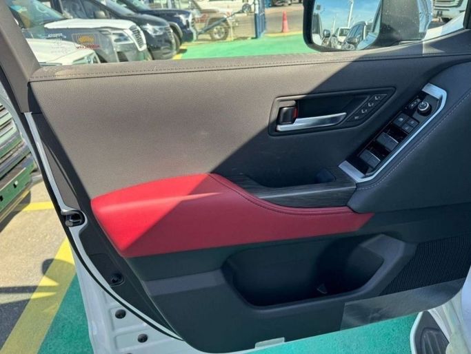 Новый Toyota Land Cruiser 300 Series, 3.4 л, 2023 в Дубае от Mohamed Hakim Motors Белый цвет. GCC | AUTO.AE