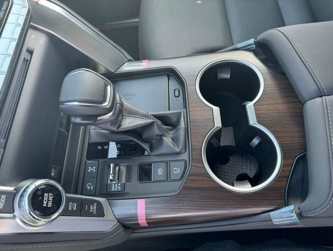 Новый Toyota Land Cruiser 300 Series, 3.4 л, 2023 в Дубае от Mohamed Hakim Motors Черный цвет. GCC | AUTO.AE