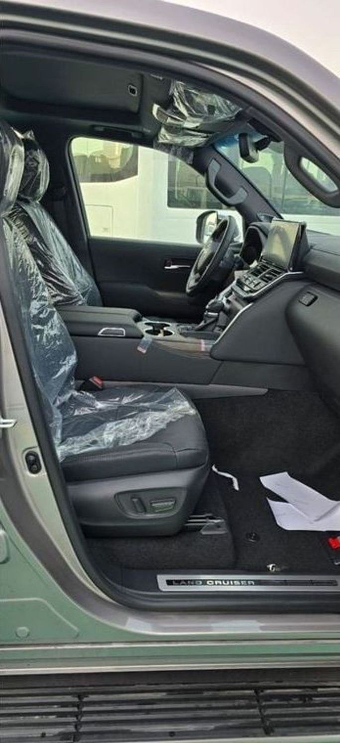 Новый Toyota Land Cruiser 300 Series, 3.3 л, 2024 в Дубае от Mohamed Hakim Motors Бронзовый цвет. GCC | AUTO.AE