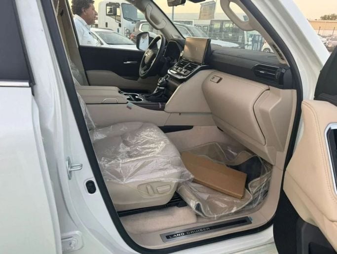 Новый Toyota Land Cruiser 300 Series, 3.3 л, 2024 в Дубае от Mohamed Hakim Motors Белый цвет. GCC | AUTO.AE