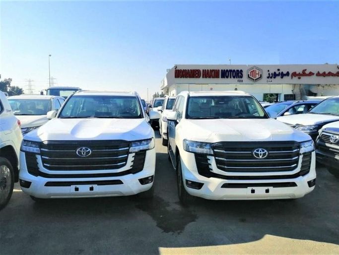 Новый Toyota Land Cruiser 300 Series, 4.0 л, 2023 в Дубае от Mohamed Hakim Motors Белый цвет. GCC | AUTO.AE