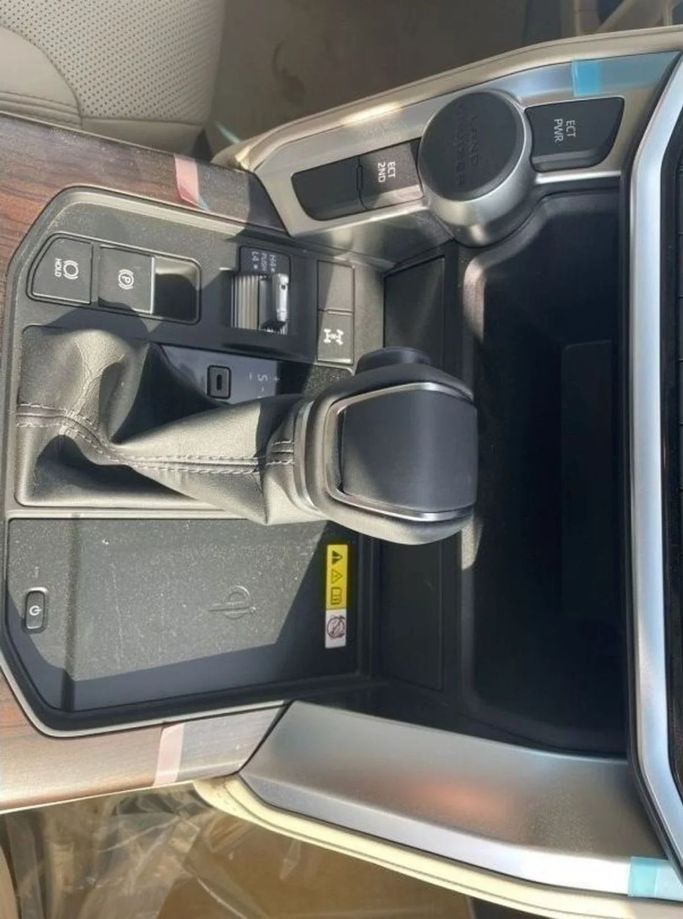 Новый Toyota Land Cruiser 300 Series, 4.0 л, 2023 в Дубае от Mohamed Hakim Motors Белый цвет. GCC | AUTO.AE