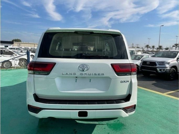 Новый Toyota Land Cruiser 300 Series, 4.0 л, 2023 в Дубае от Mohamed Hakim Motors Белый цвет. GCC | AUTO.AE