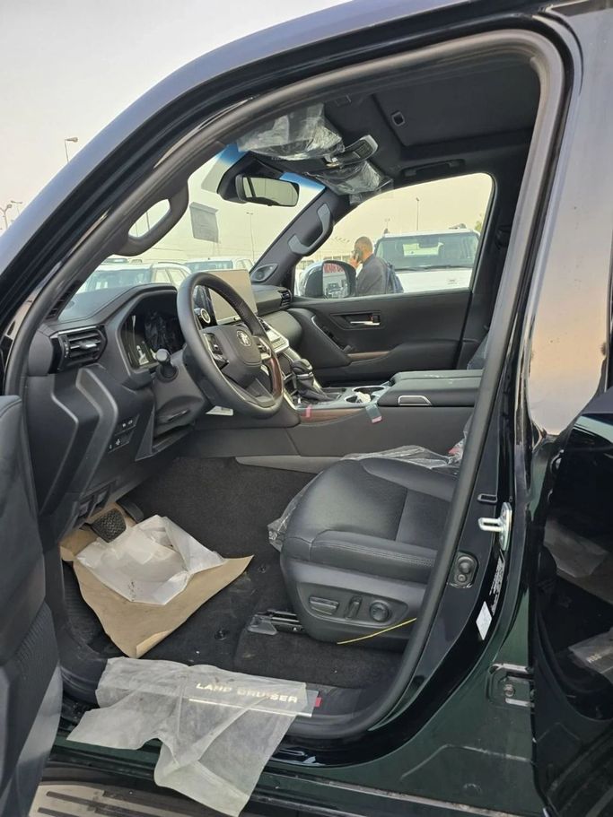 Новый Toyota Land Cruiser 300 Series, 4.0 л, 2025 в Дубае от Mohamed Hakim Motors Черный цвет. Other | AUTO.AE