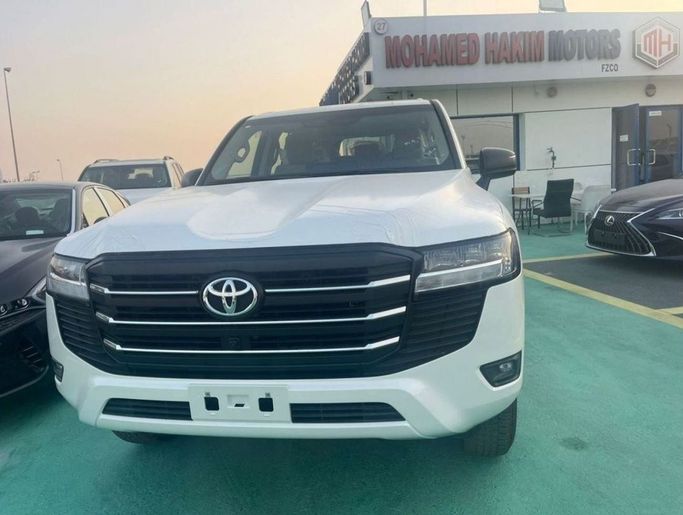 Новый Toyota Land Cruiser 300 Series, 3.3 л, 2022 в Дубае от Mohamed Hakim Motors Белый цвет. GCC | AUTO.AE