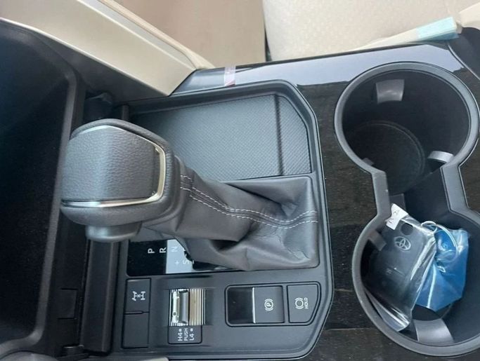 Новый Toyota Land Cruiser 300 Series, 4.0 л, 2023 в Дубае от Mohamed Hakim Motors Белый цвет. GCC | AUTO.AE