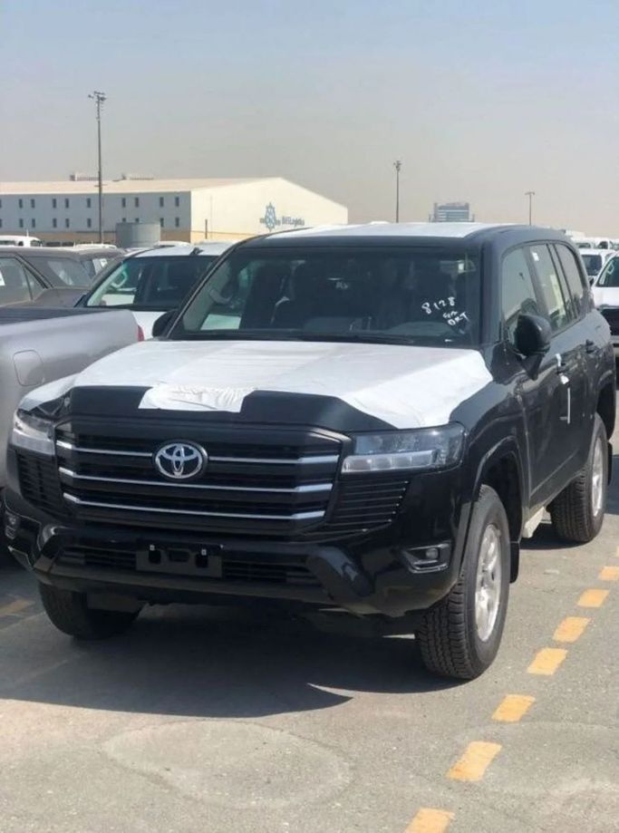 Новый Toyota Land Cruiser 300 Series, 4.0 л, 2023 в Дубае от Mohamed Hakim Motors Черный цвет. GCC | AUTO.AE