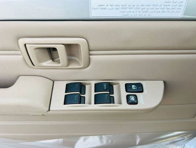 Новый Toyota Land Cruiser 70 Series Рестайлинг 2, 4.0 л, 2024 в Дубае от Mohamed Hakim Motors Серебристый цвет. GCC | AUTO.AE