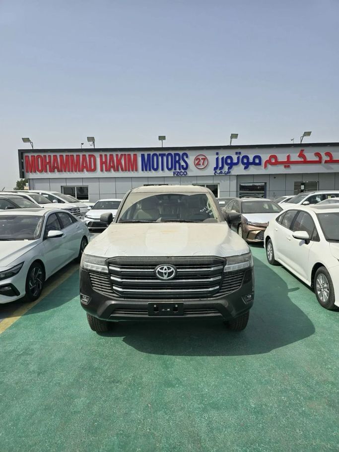 Новый Toyota Land Cruiser 300 Series, 4.0 л, 2025 в Дубае от Mohamed Hakim Motors Черный цвет. GCC | AUTO.AE