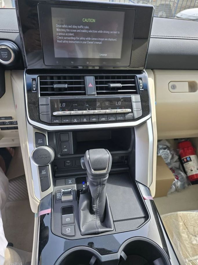 Новый Toyota Land Cruiser 300 Series, 4.0 л, 2025 в Дубае от Mohamed Hakim Motors Черный цвет. GCC | AUTO.AE